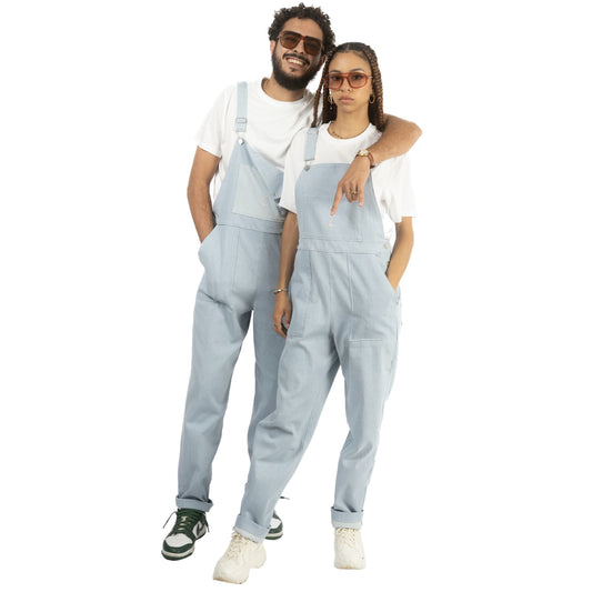 lucewear: homme et femme portant une salopette en jean denim clair