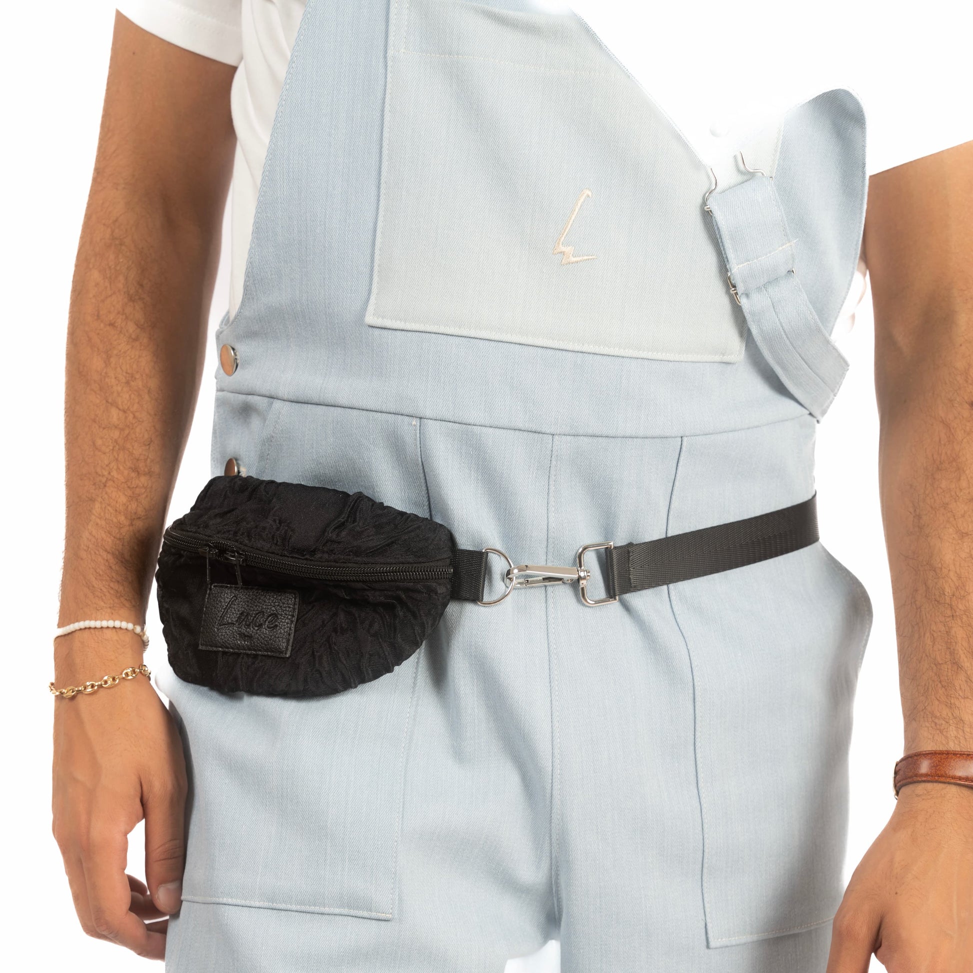 lucewear: homme  portant une salopette en jean denim clair