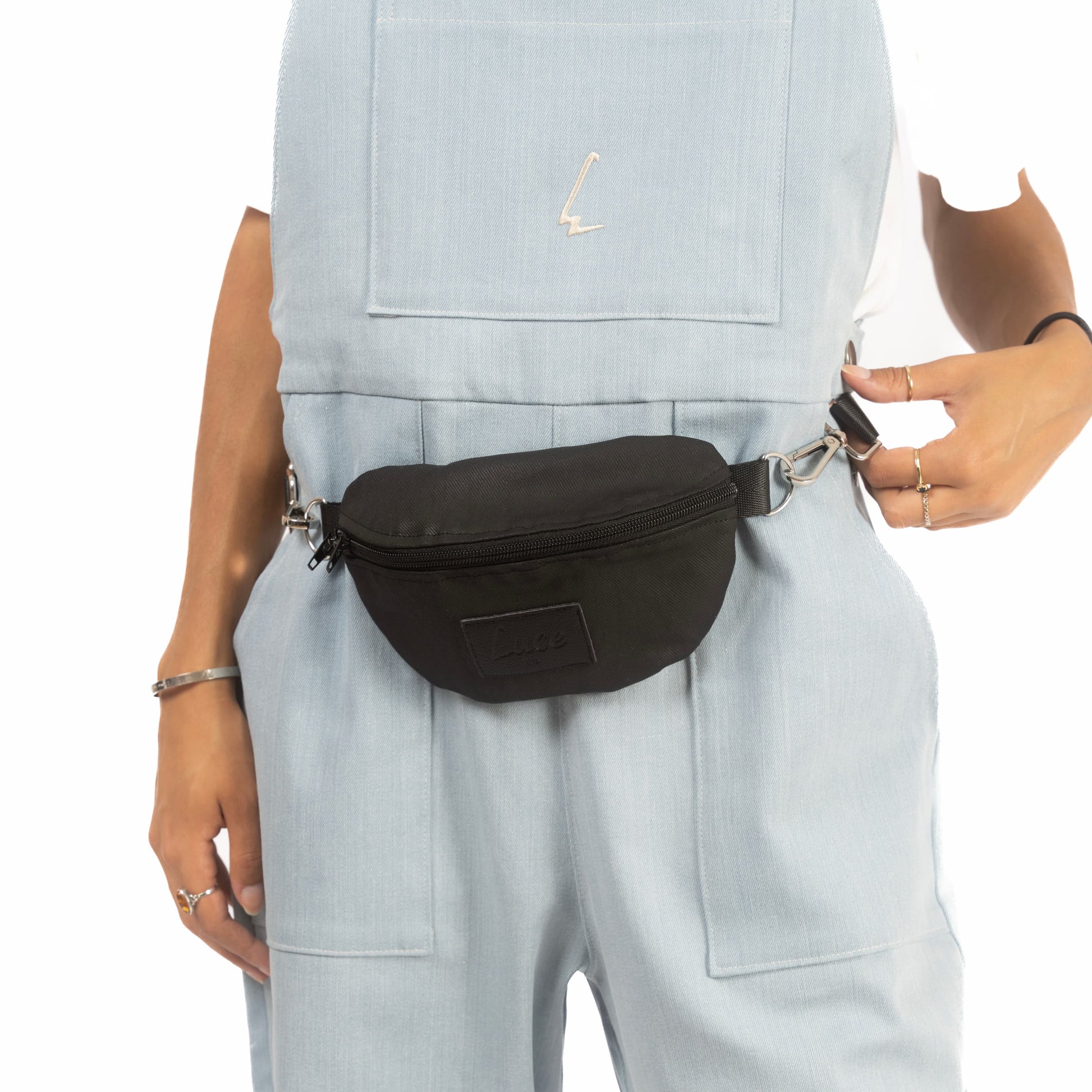 lucewear: homme portant une salopette en jean denim clair