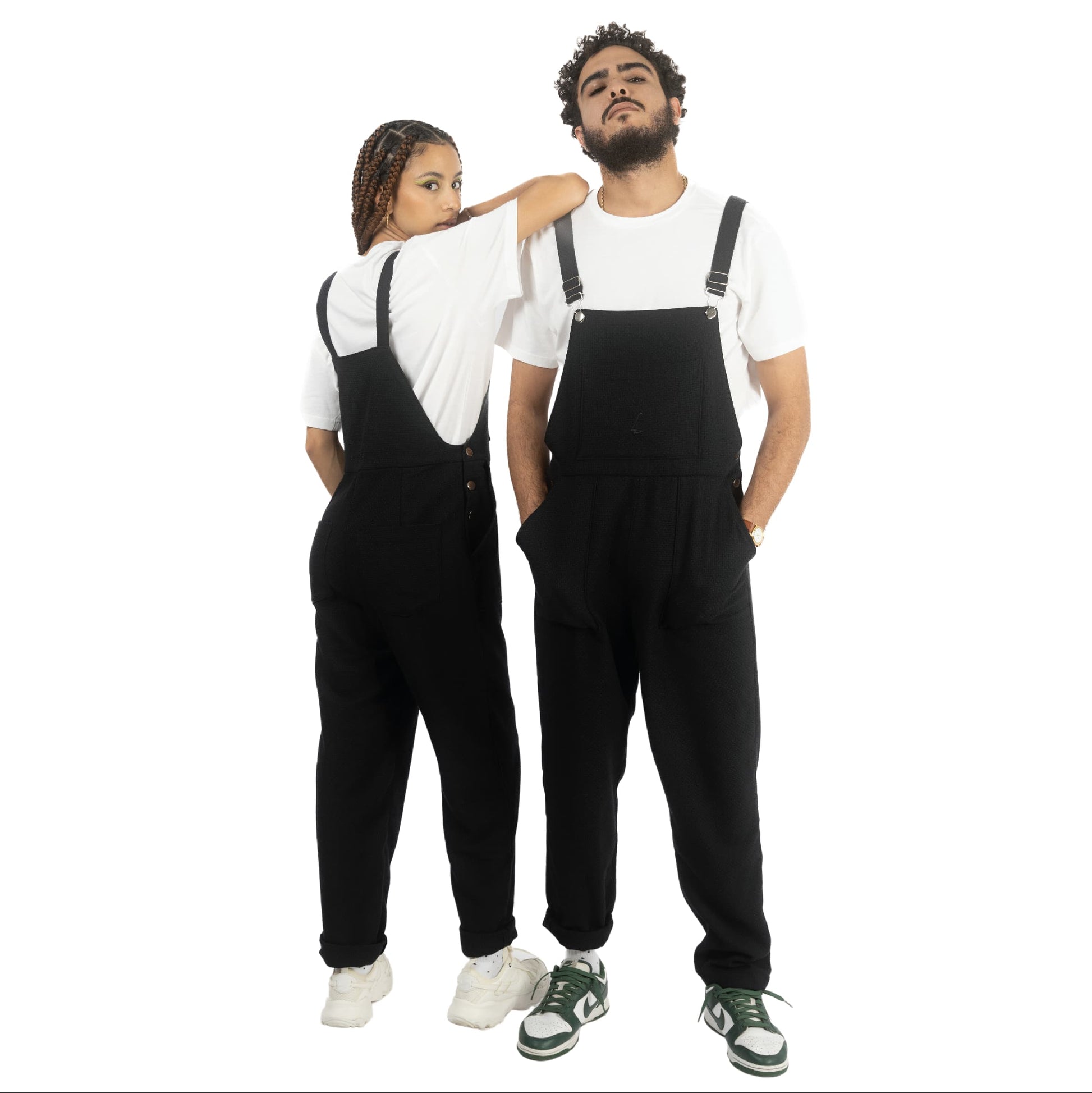 lucewear: homme et femme portant une salopette en coton noir