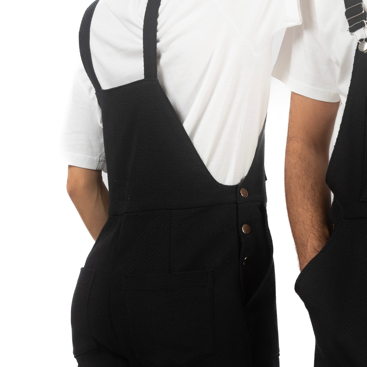lucewear: homme et femme portant une salopette en coton noir