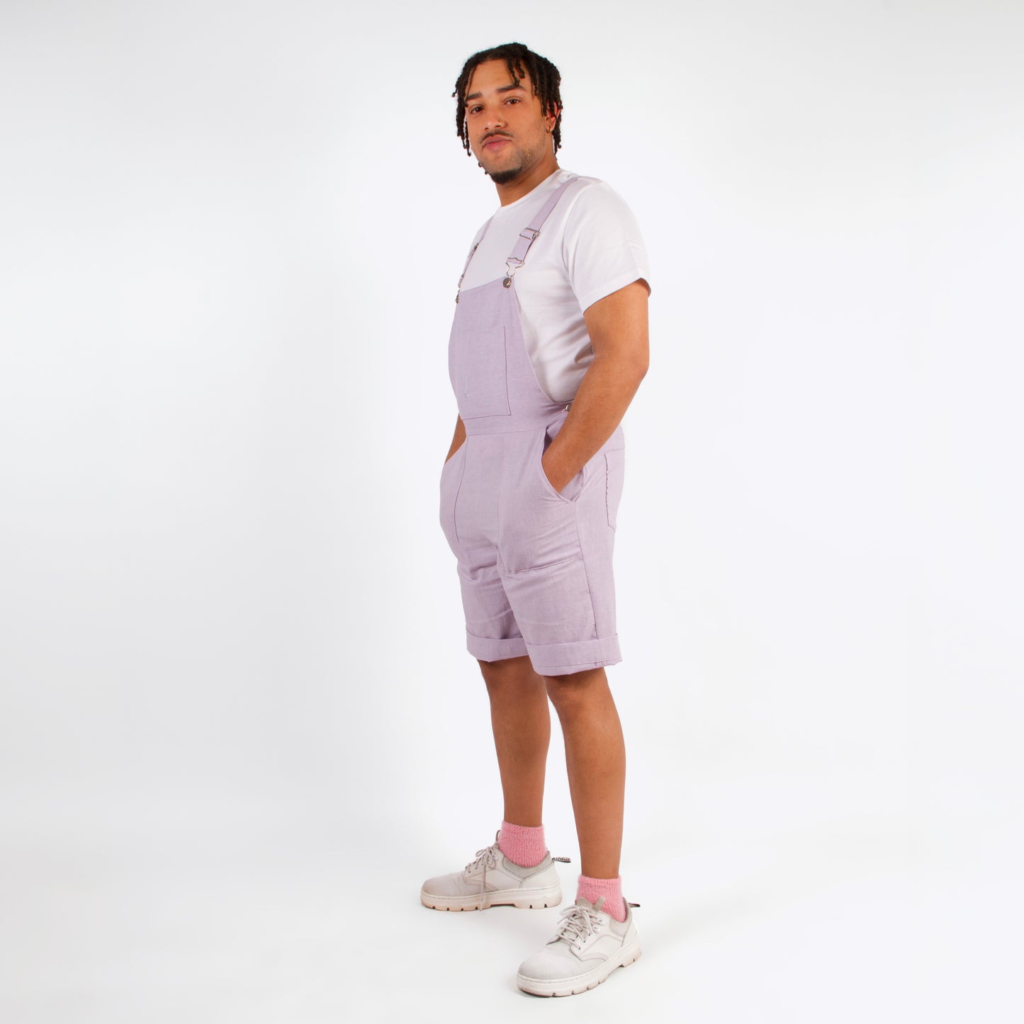 lucewear: homme  portant une salopette short mauve