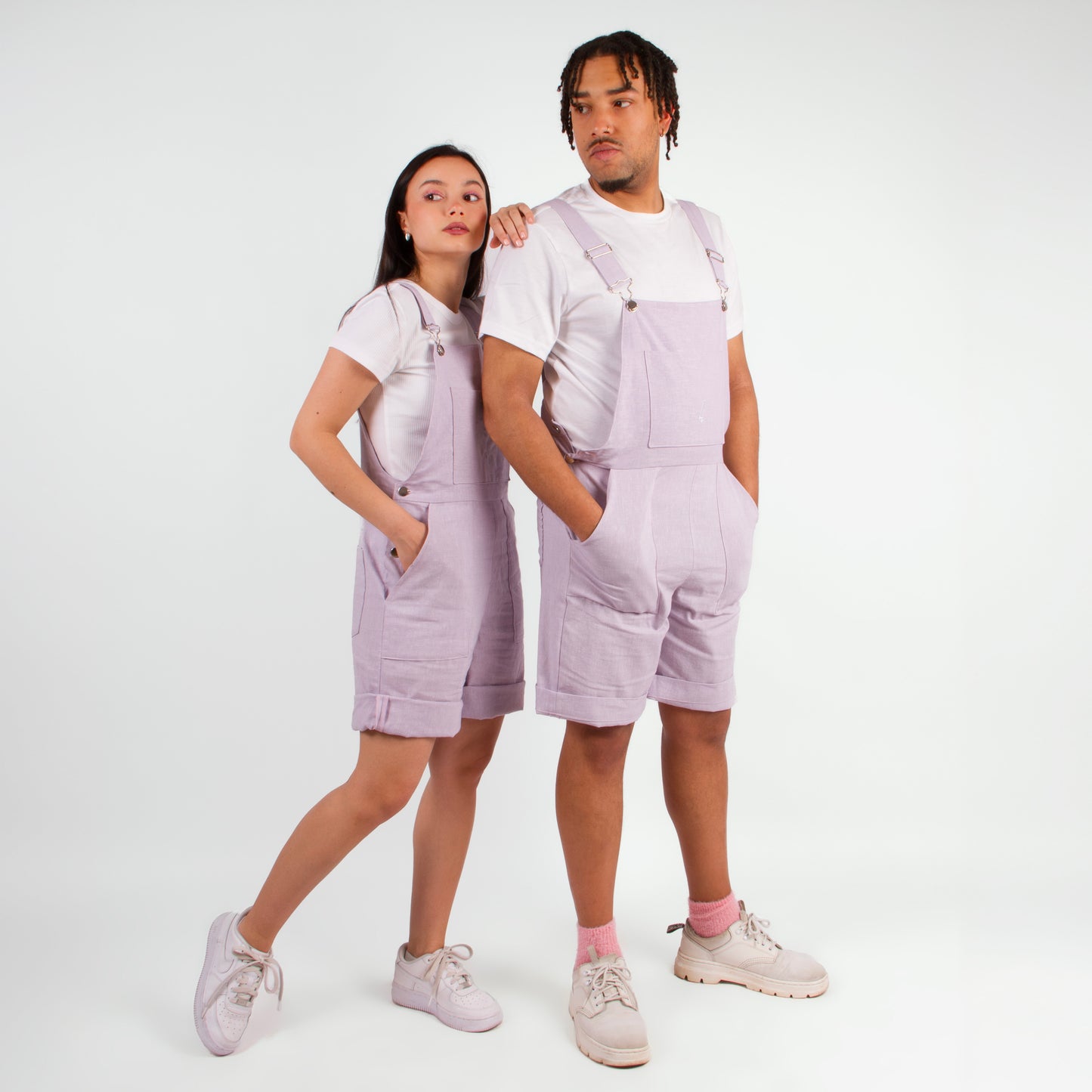lucewear: homme et femme portant une salopette short mauve