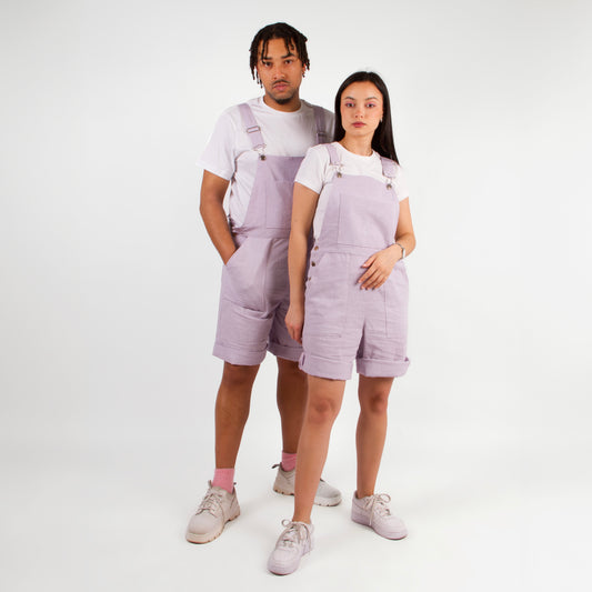 lucewear: homme et femme portant une salopette short mauve
