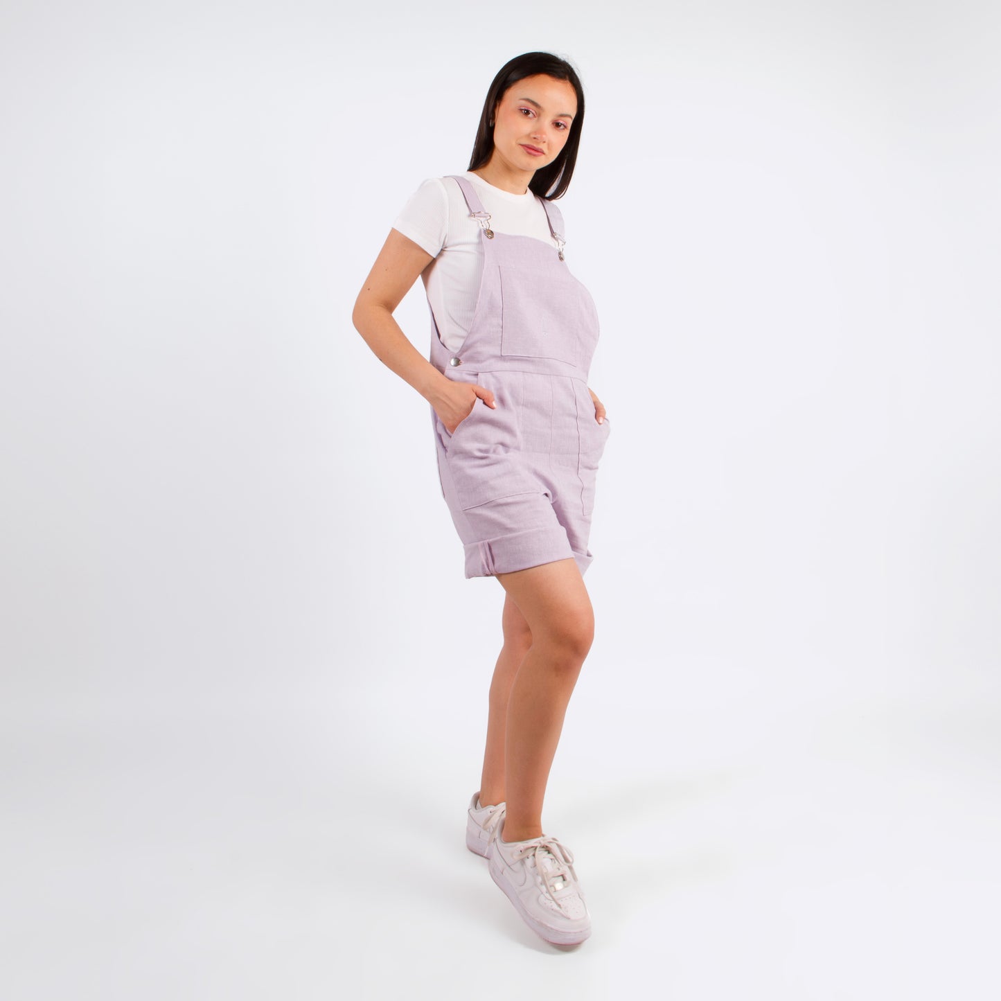 lucewear: femme portant une salopette short mauve