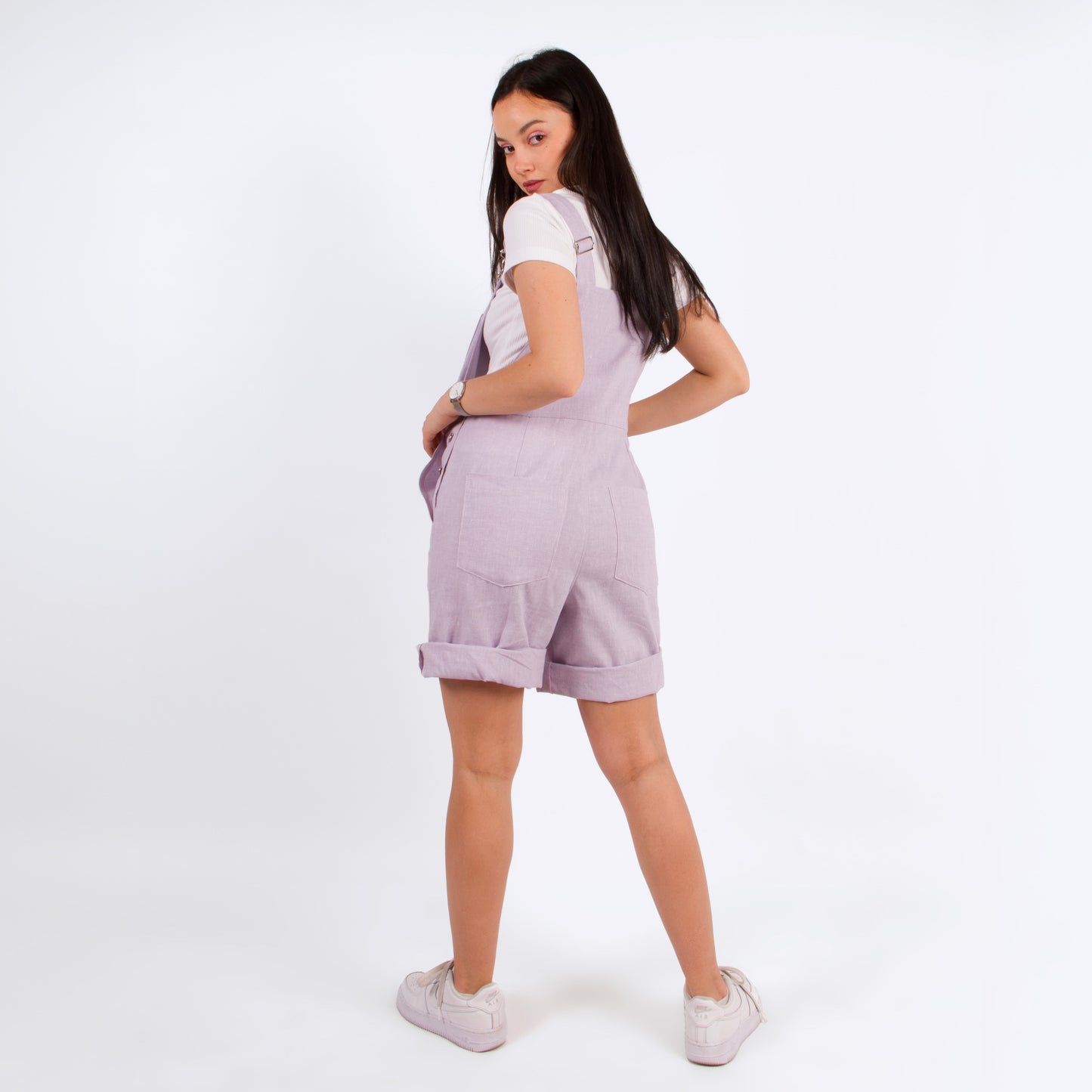 lucewear: femme portant une salopette short mauve