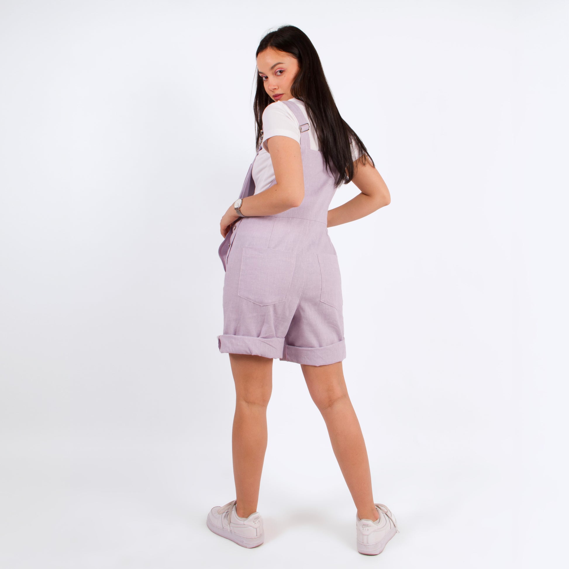 lucewear: femme portant une salopette short mauve