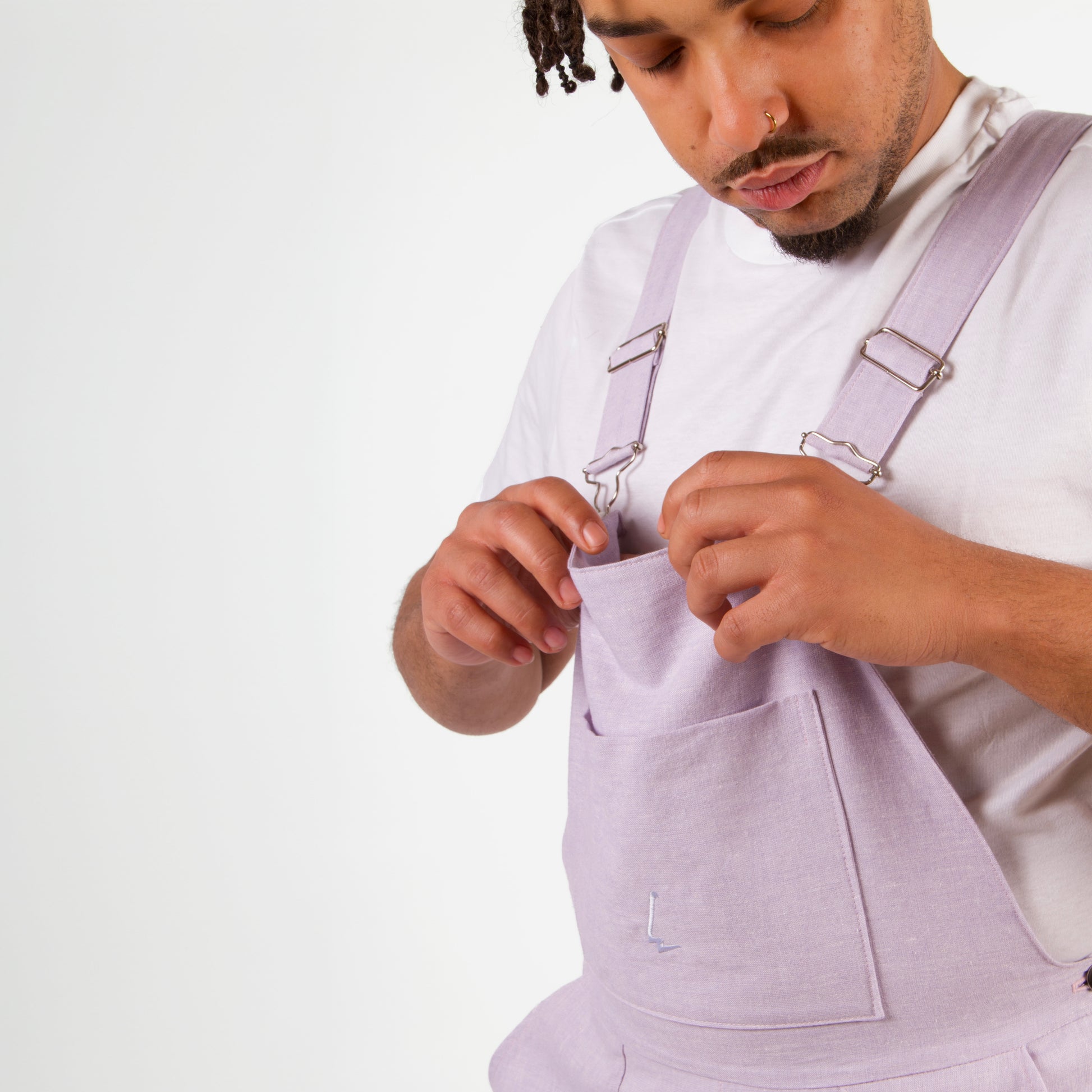 lucewear: homme  portant une salopette short mauve