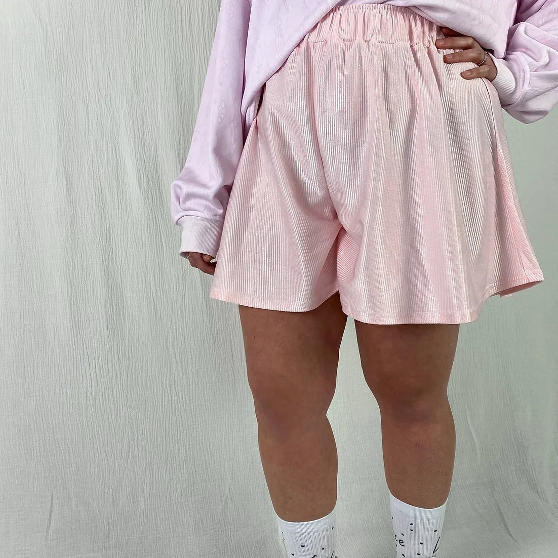 lucewear: femme portant un short large rose