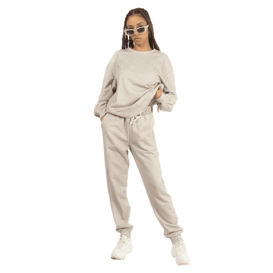 lucewear: femme portant un ensemble de survêtement taupe