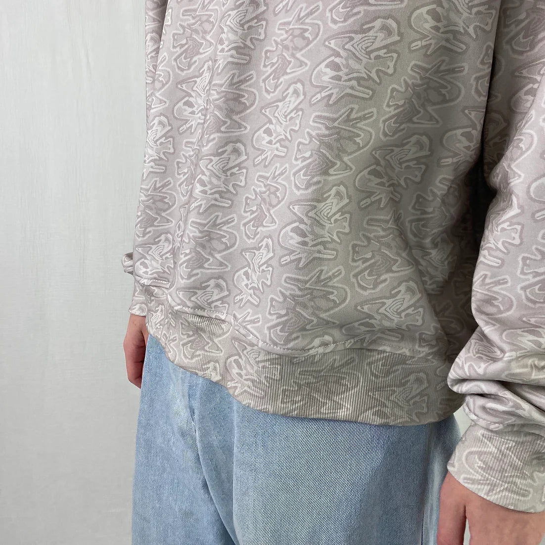lucewear: homme portant un sweatshirt imprimé mixte graff greige