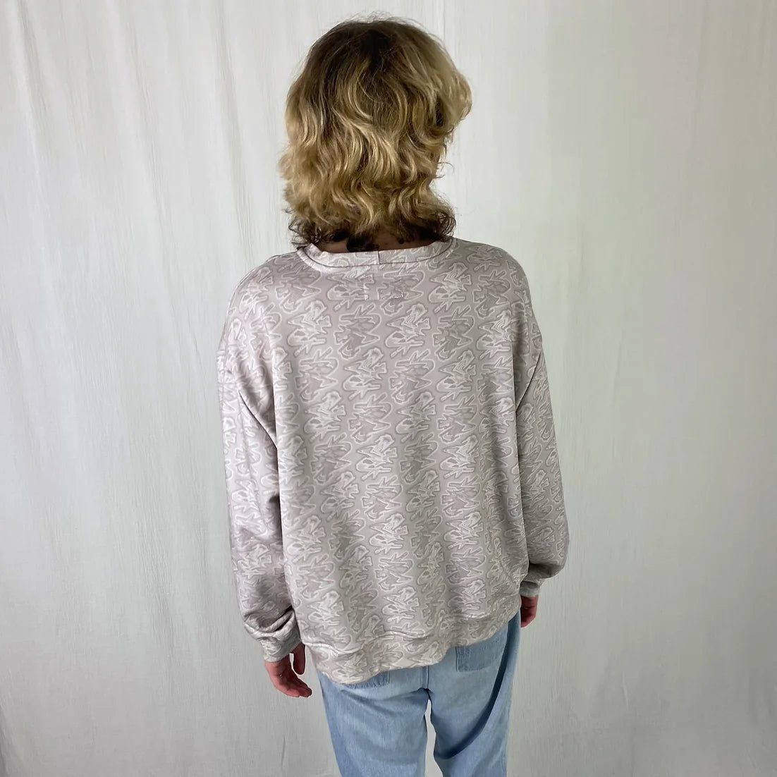 lucewear: homme portant un sweatshirt imprimé mixte graff greige