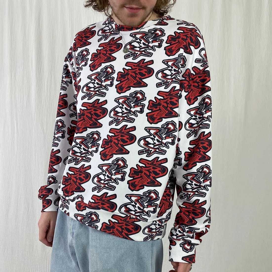 lucewear: homme portant un sweatshirt imprimé mixte rouge et bleu