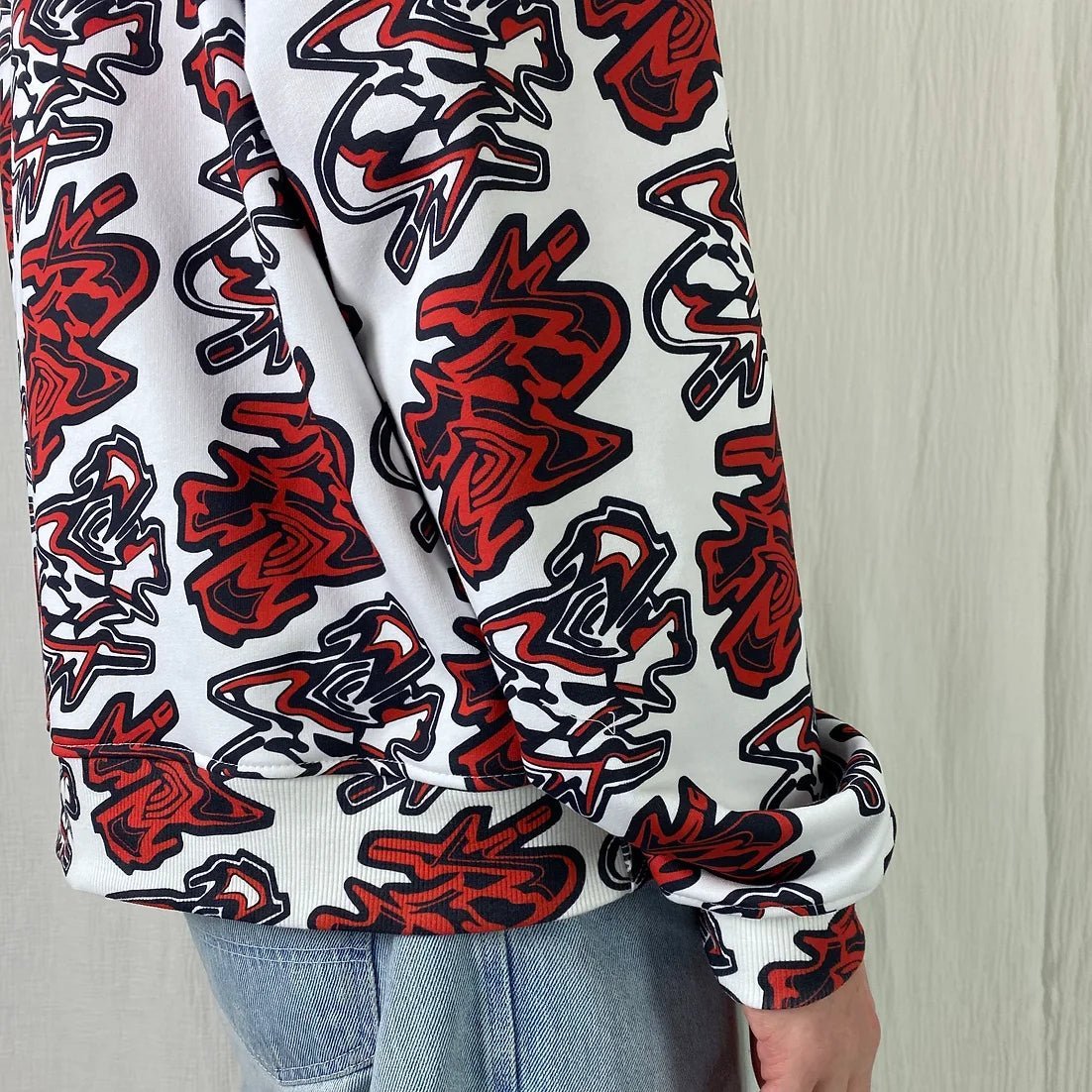 lucewear: homme portant un sweatshirt imprimé mixte rouge et bleu