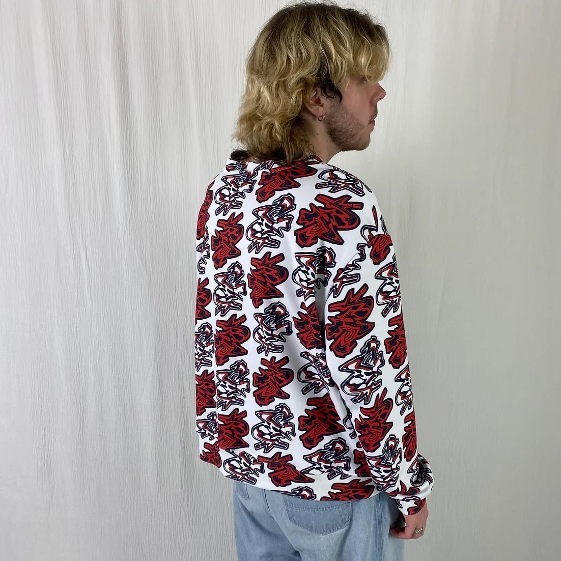 lucewear: homme portant un sweatshirt imprimé mixte rouge et bleu