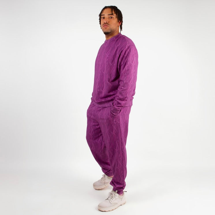 lucewear: homme portant un un ensemble de survêtement violet