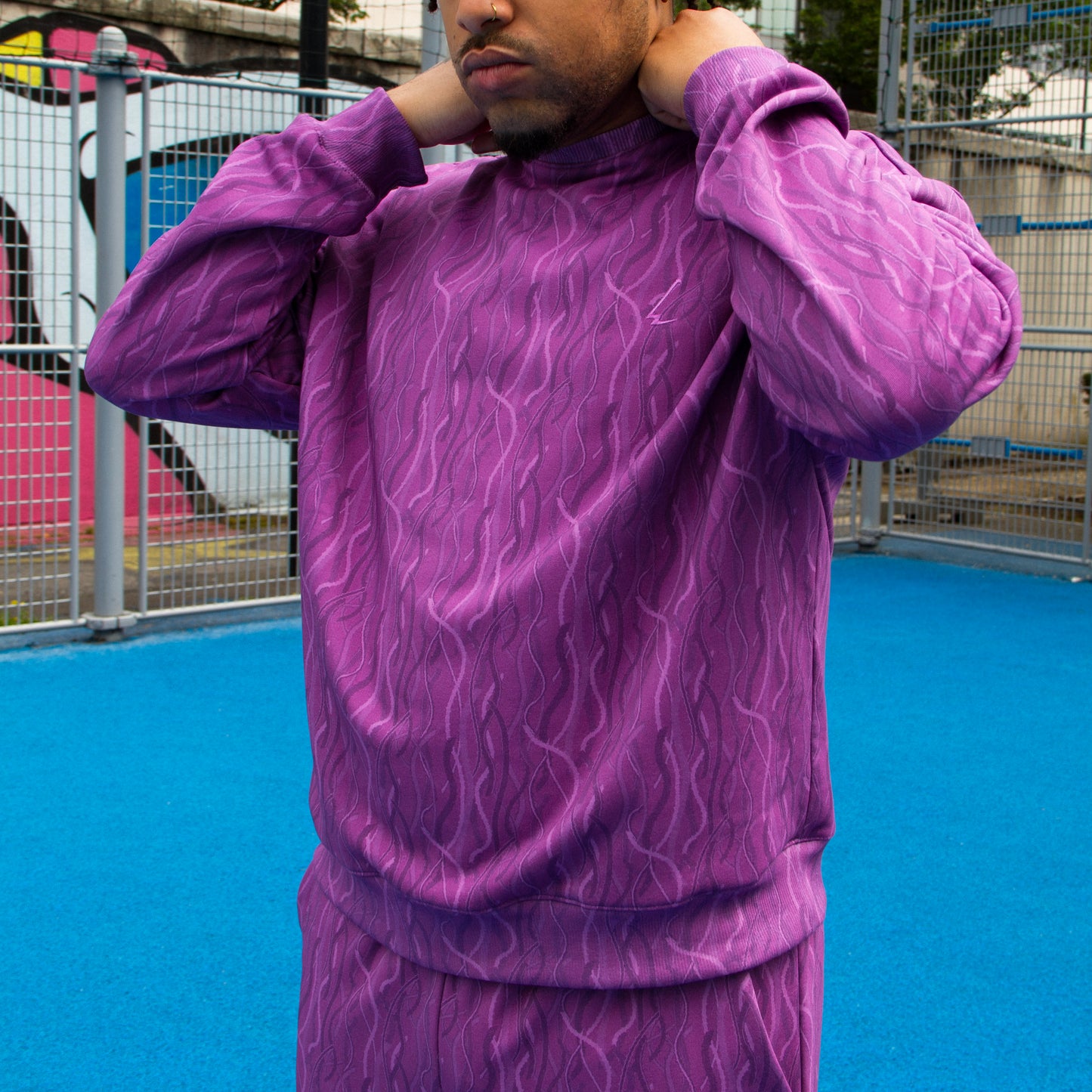 lucewear: homme portant un sweatshirt violet