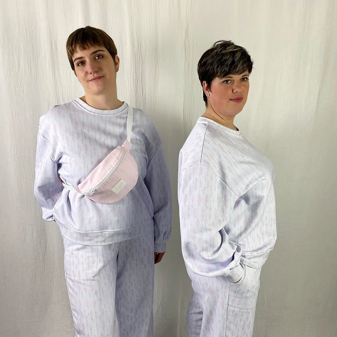 lucewear: femme portant un sweatshirt imprimé bleu