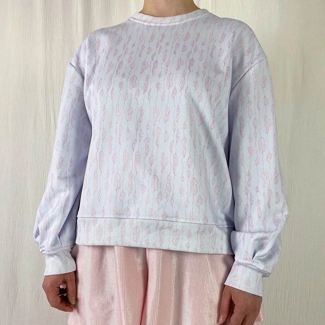 lucewear: femme portant un sweatshirt imprimé bleu