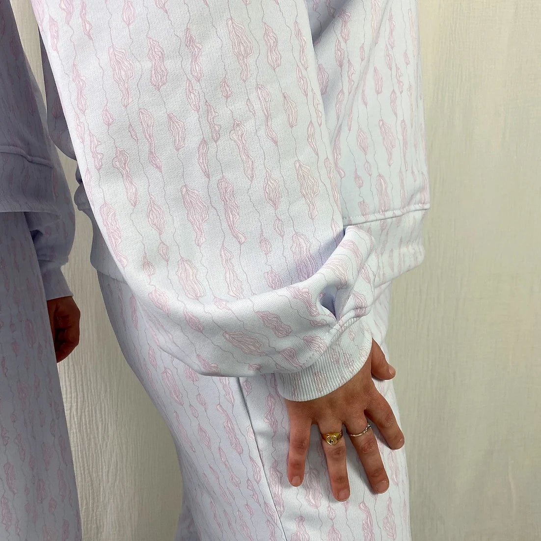 lucewear: femme portant un sweatshirt imprimé bleu