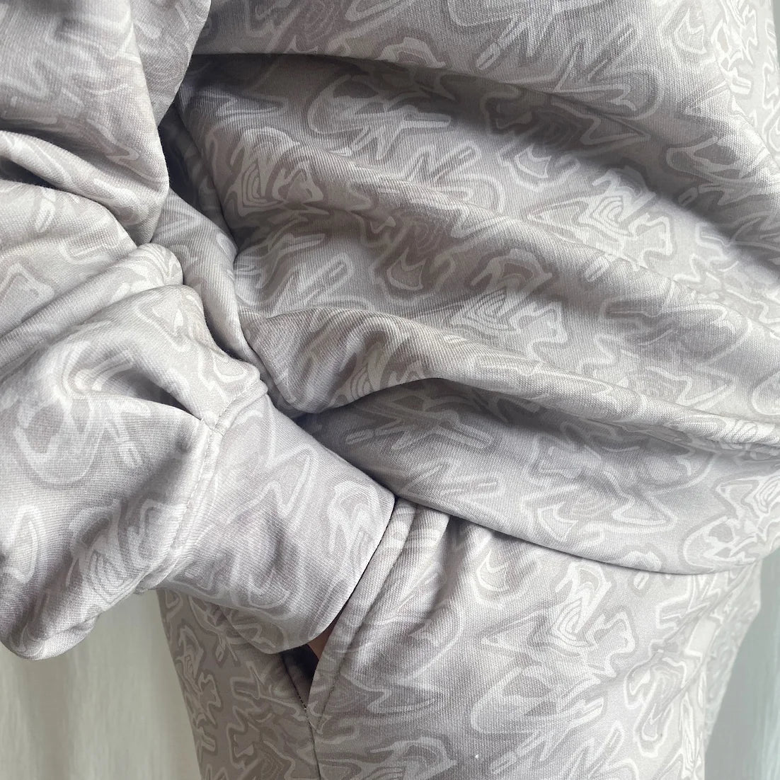 lucewear: femme portant un sweatshirt imprimé greige