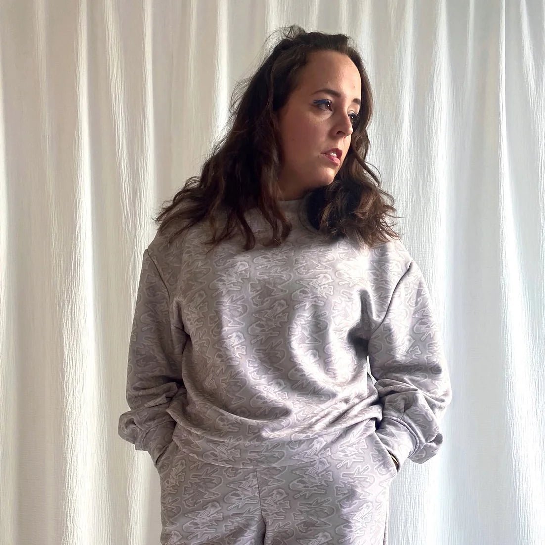 lucewear: femme portant un sweatshirt imprimé greige