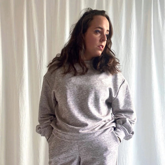 lucewear: femme portant un sweatshirt imprimé greige