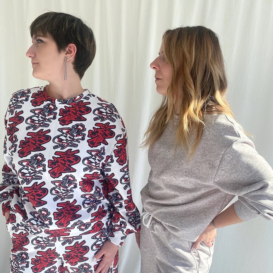 lucewear: femme portant un sweatshirt imprimé greige