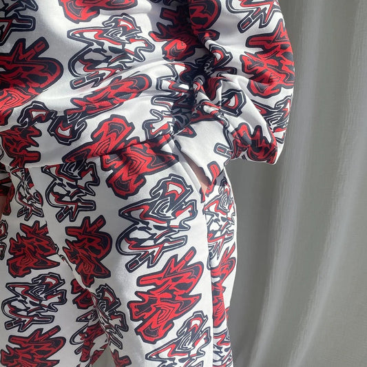 lucewear: femme portant un sweatshirt imprimé rouge et bleu