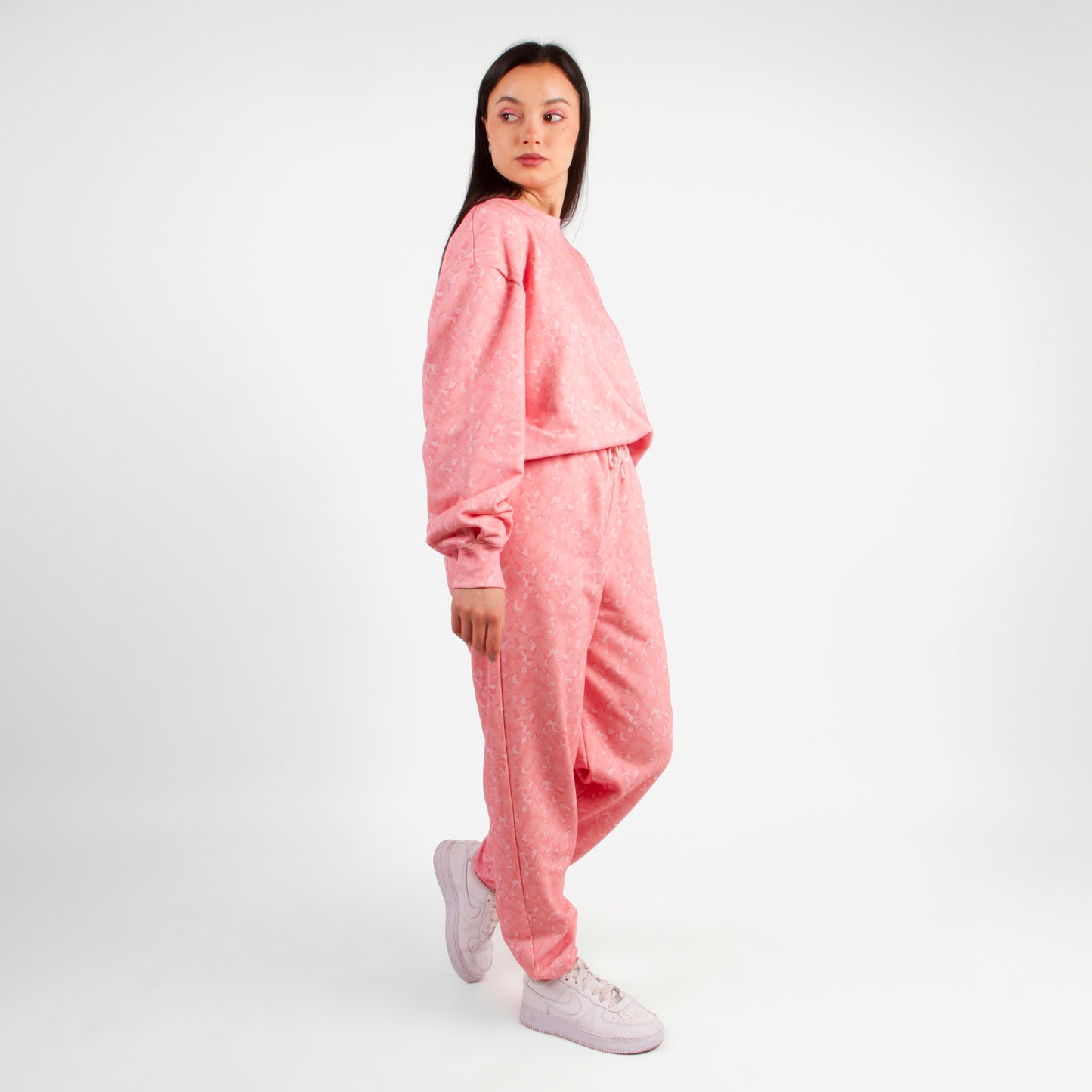 lucewear: femme portant un ensemble de survêtement imprimé rose