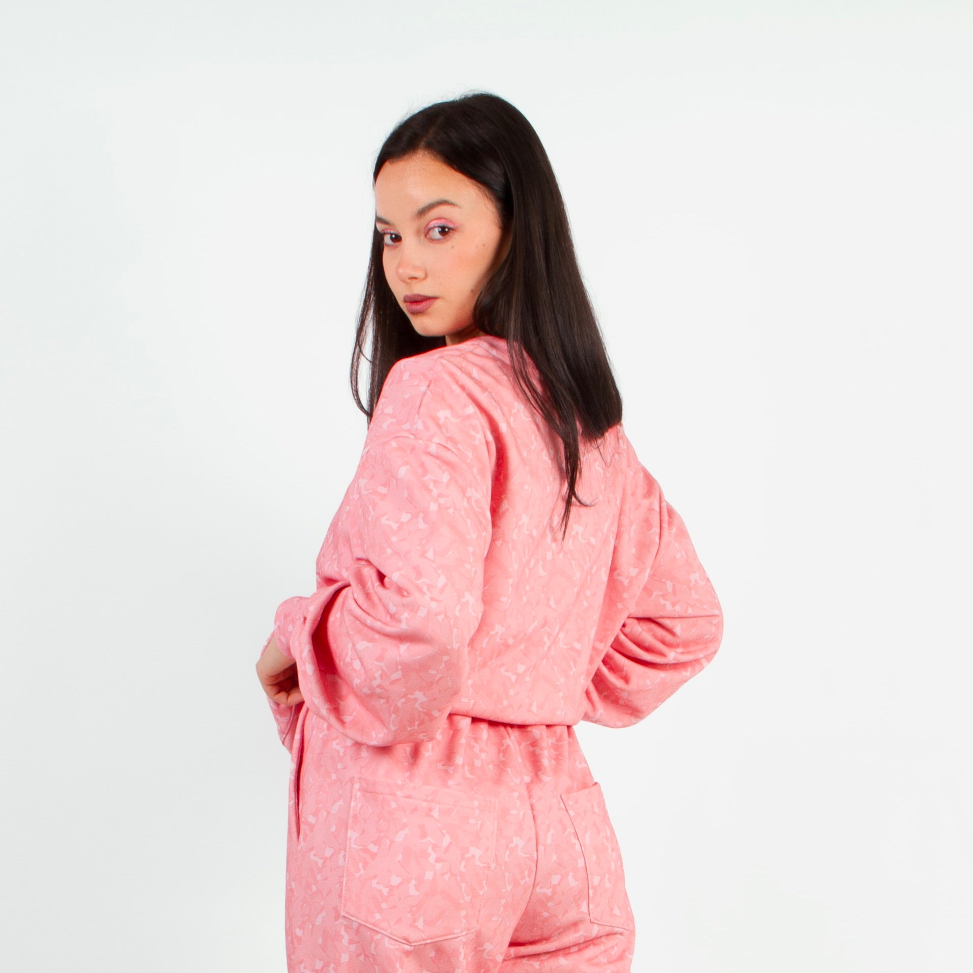 lucewear: femme portant un sweatshirt imprimé rose