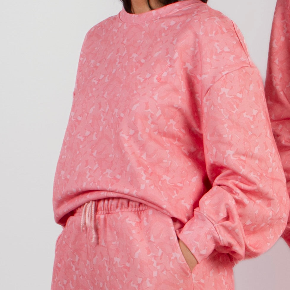lucewear: femme portant un sweatshirt imprimé rose