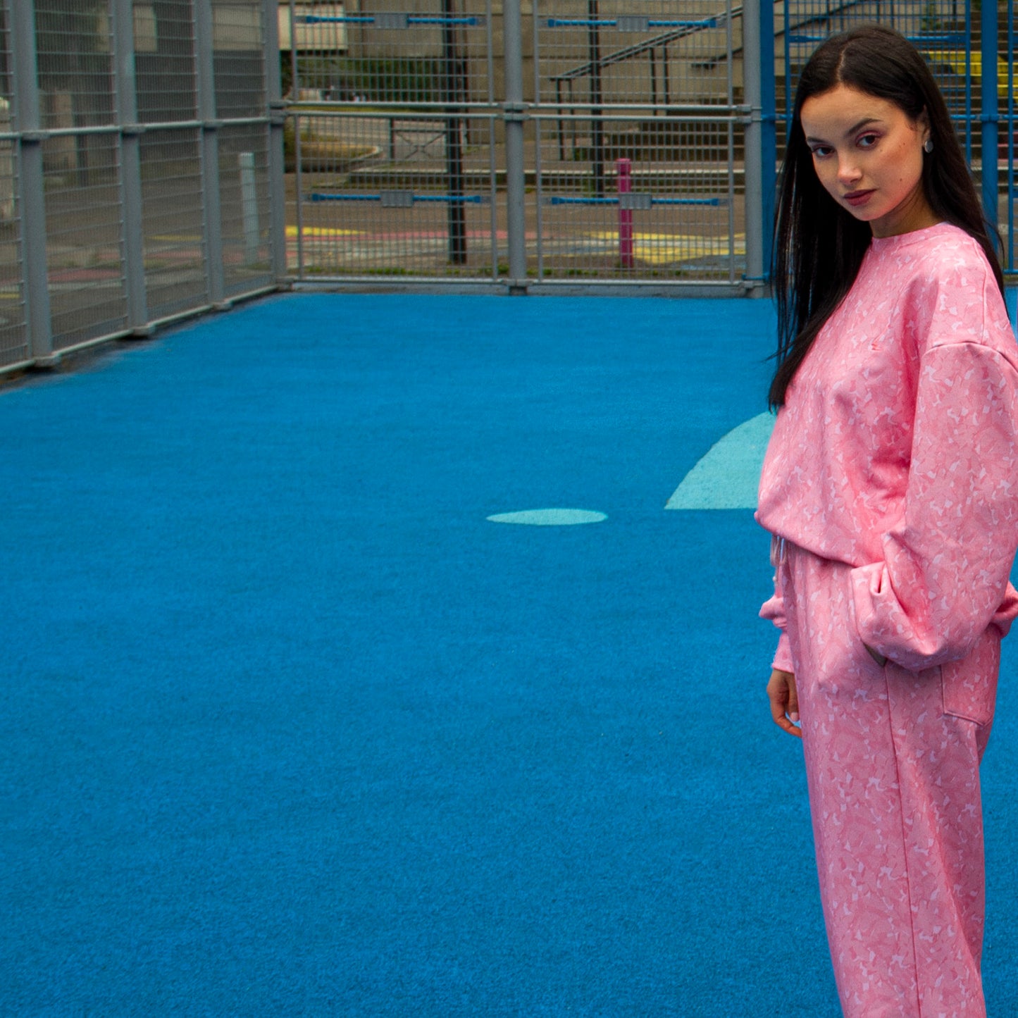 lucewear: femme portant un sweatshirt imprimé rose