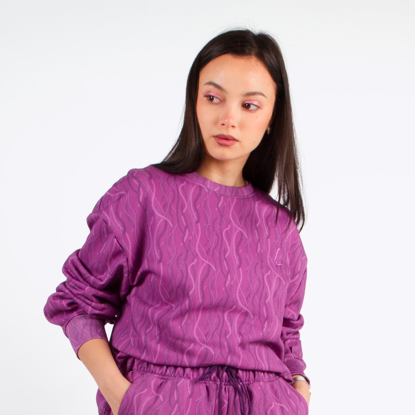 lucewear: femme portant un sweatshirt violet