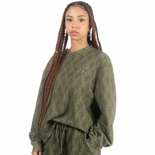 lucewear: femme portant un sweatshirt imprimé kaki