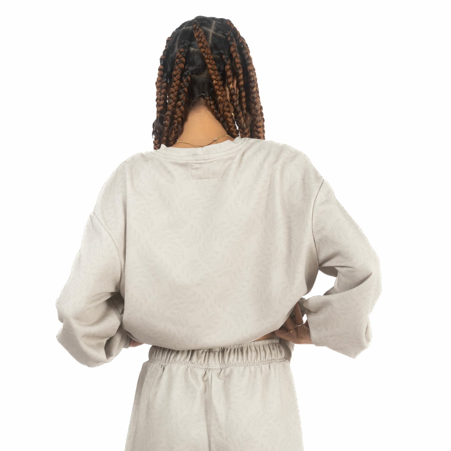 lucewear: femme portant un sweatshirt imprimé taupe