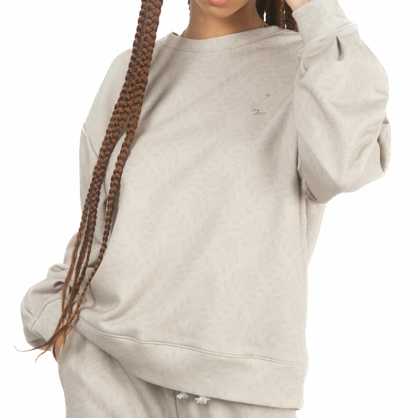 lucewear: femme portant un sweatshirt imprimé taupe
