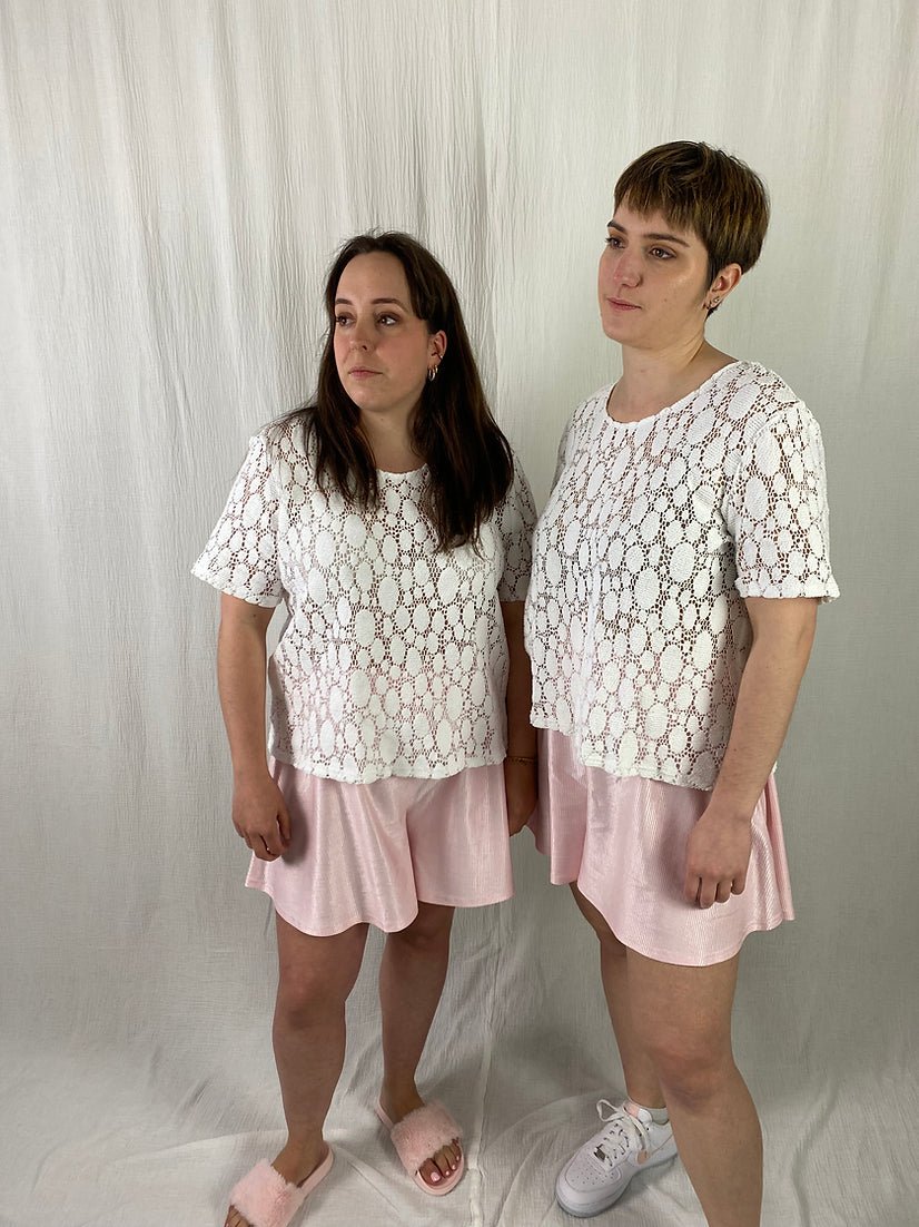 lucewear: femme portant un top en dentelle blanc