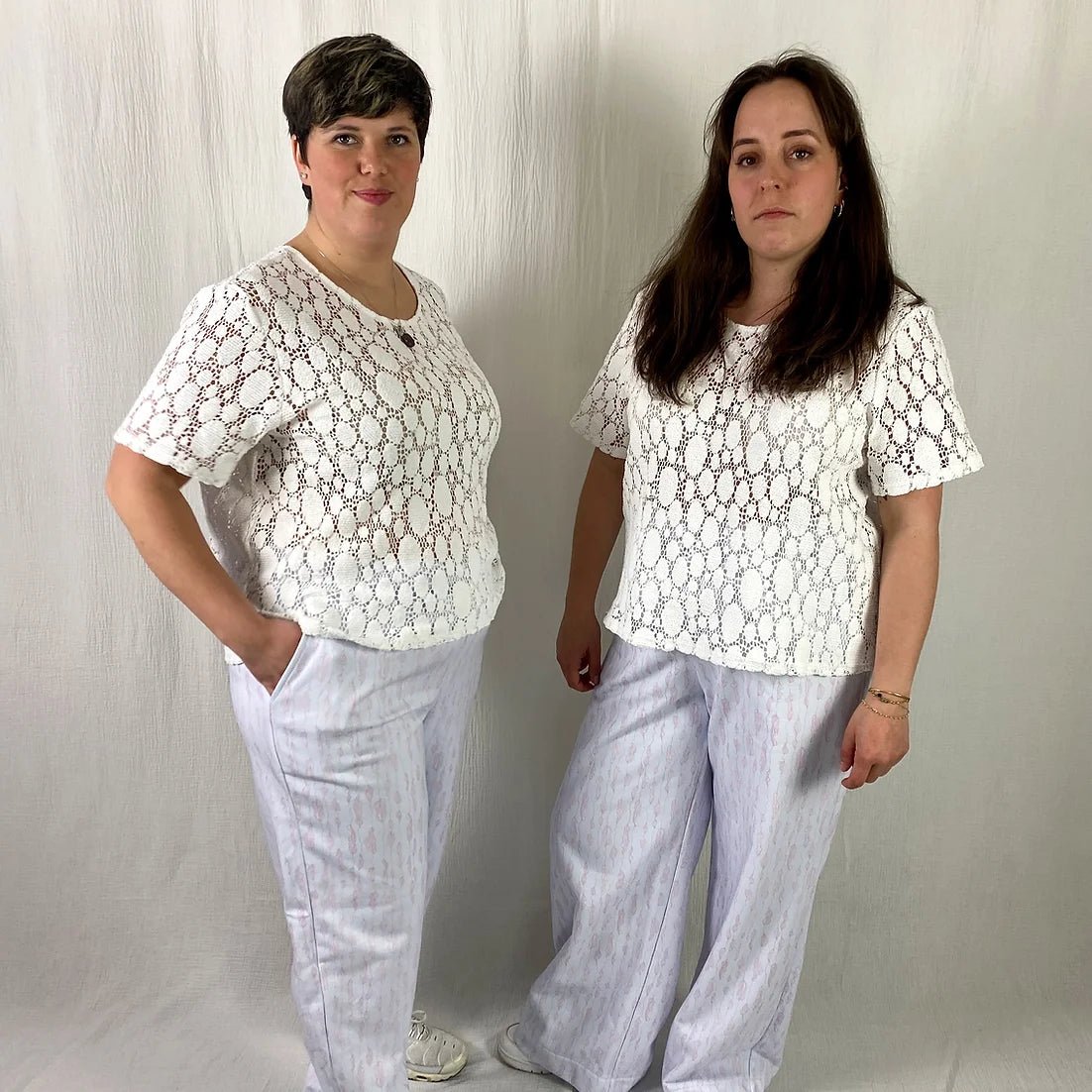 lucewear: femme portant un top en dentelle blanc