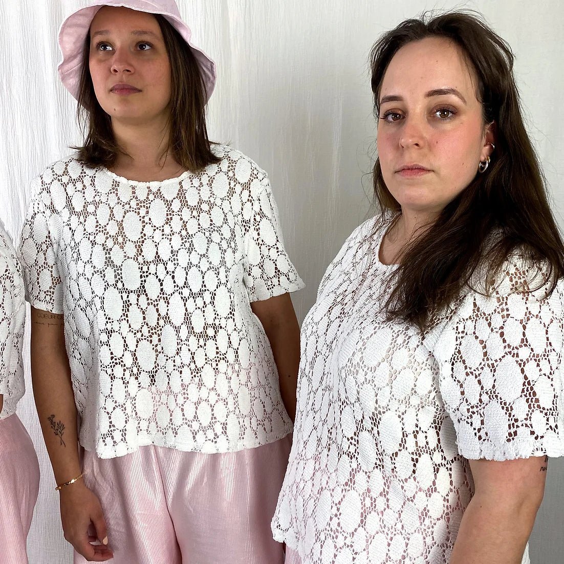 lucewear: femme portant un top en dentelle blanc