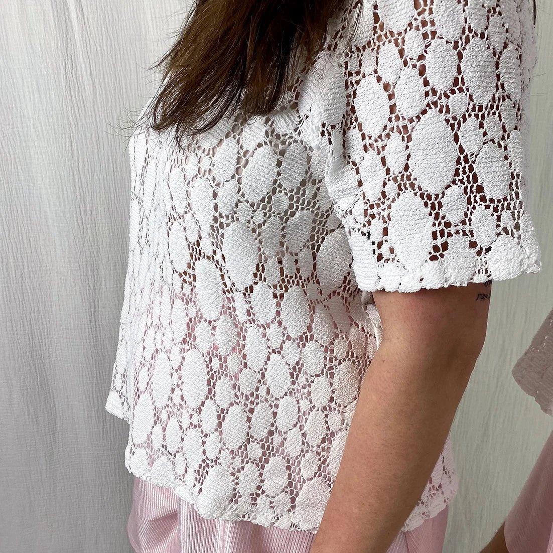 lucewear: femme portant un top en dentelle blanc