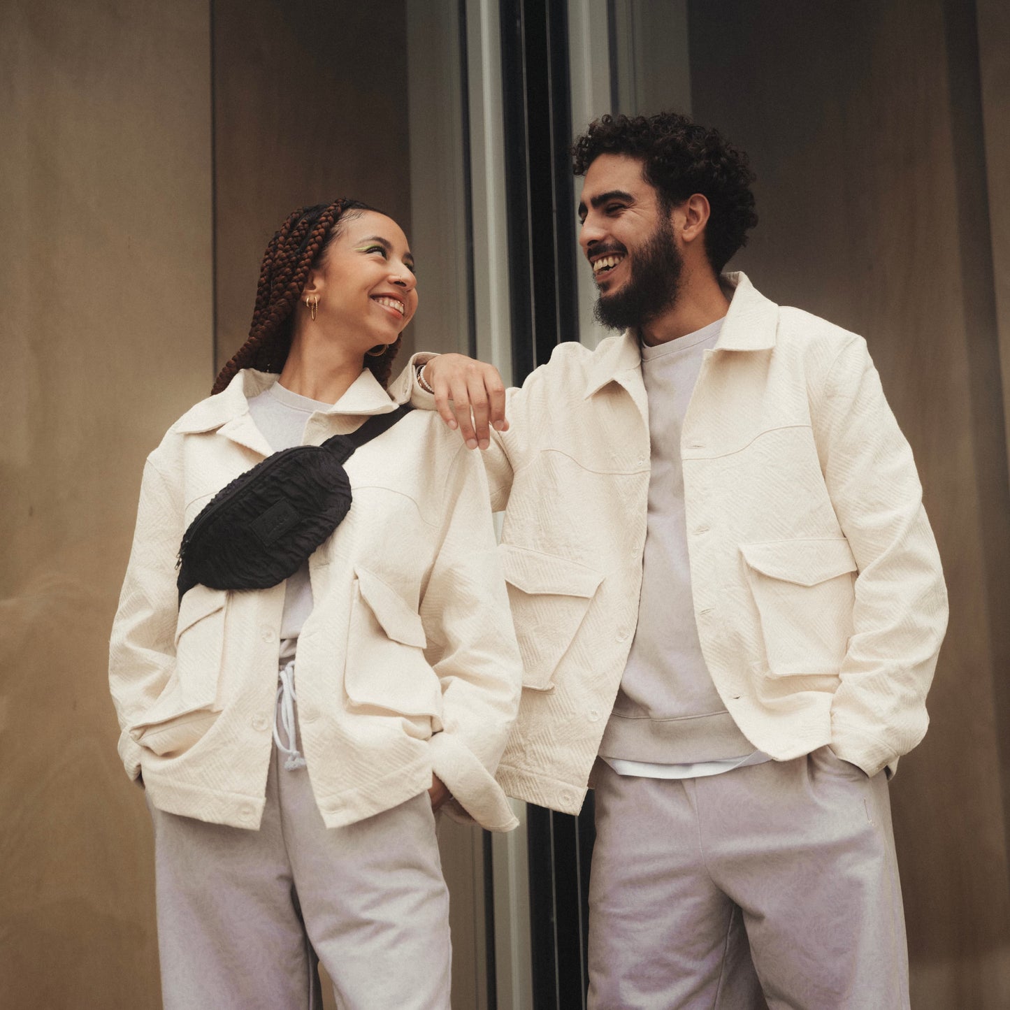 Lucewear: femme et homme portant une veste mixte beige