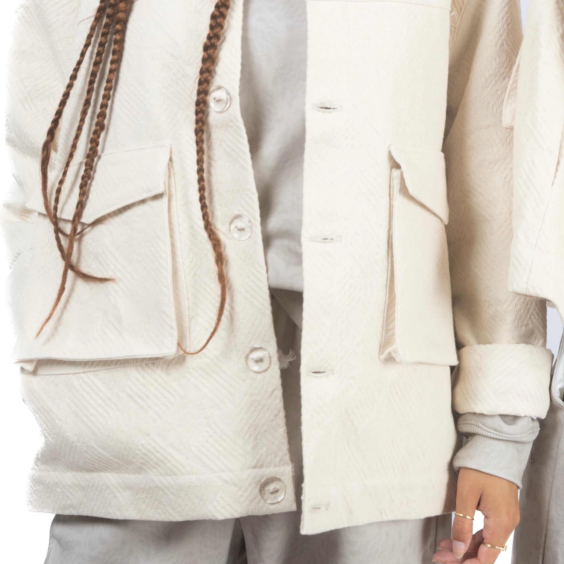 Lucewear: femme et homme portant une veste mixte beige