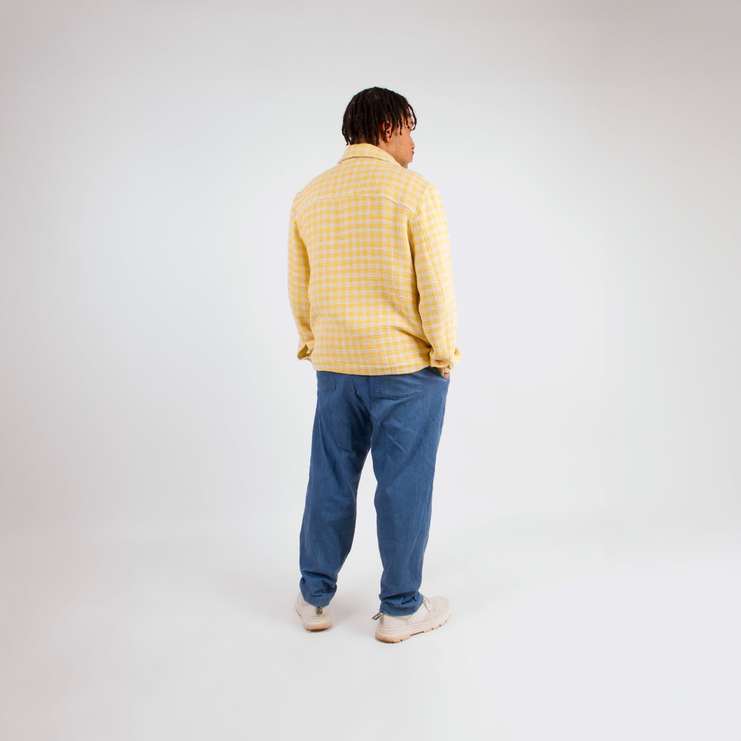lucewear: homme portant une veste jaune à carreau