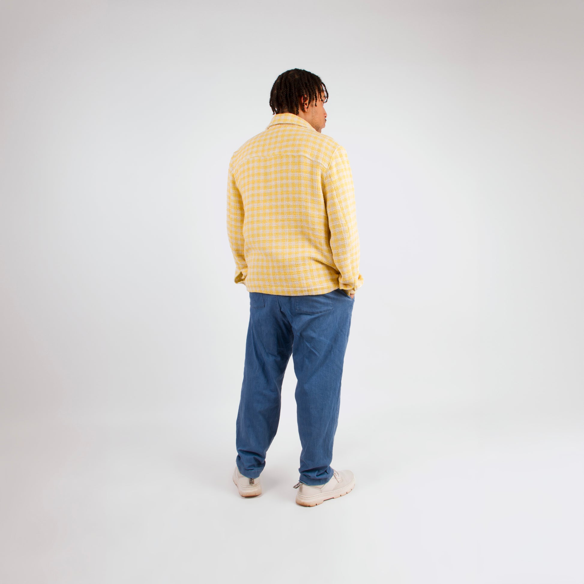lucewear: homme portant une veste jaune à carreau