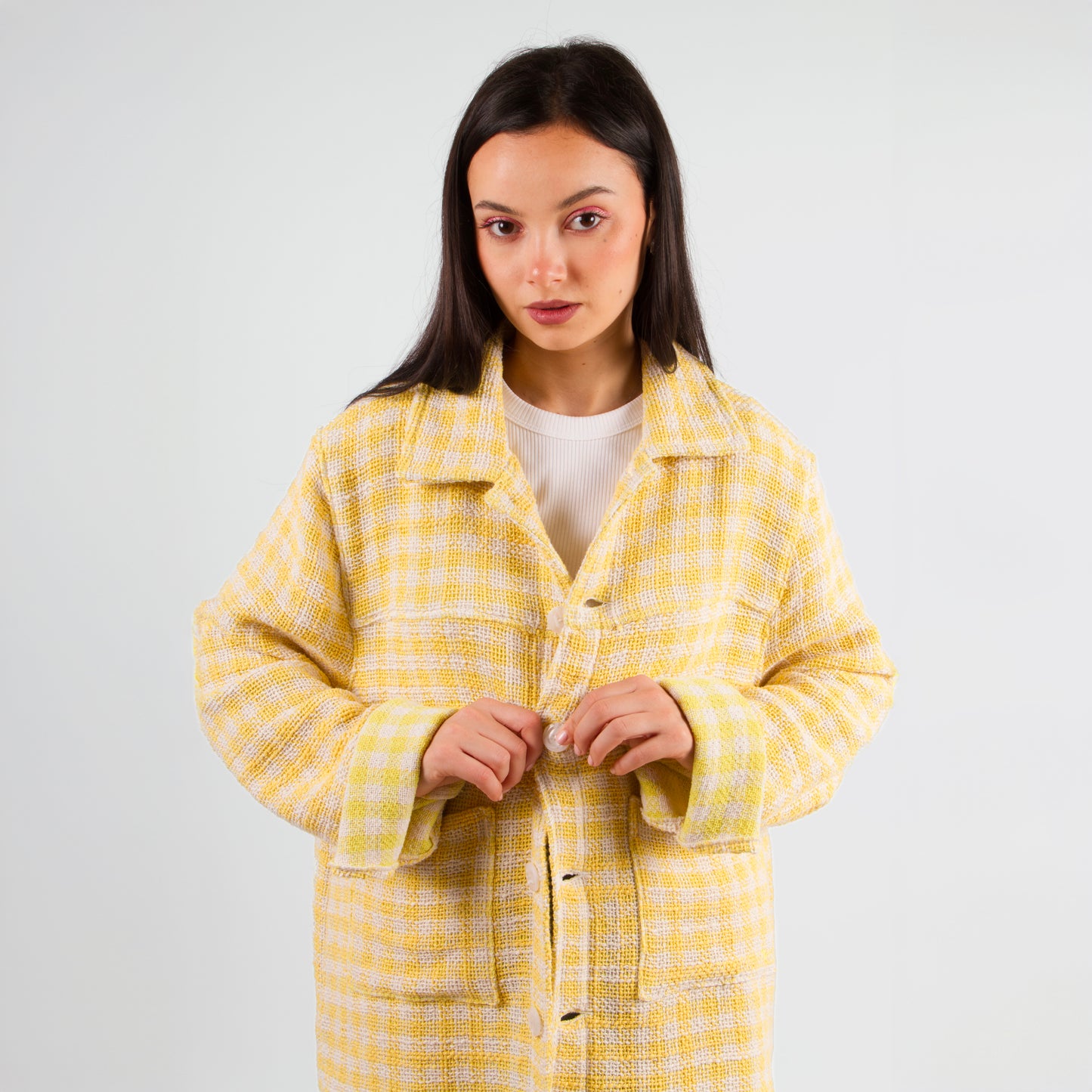 lucewear: femme portant une veste jaune à carreau