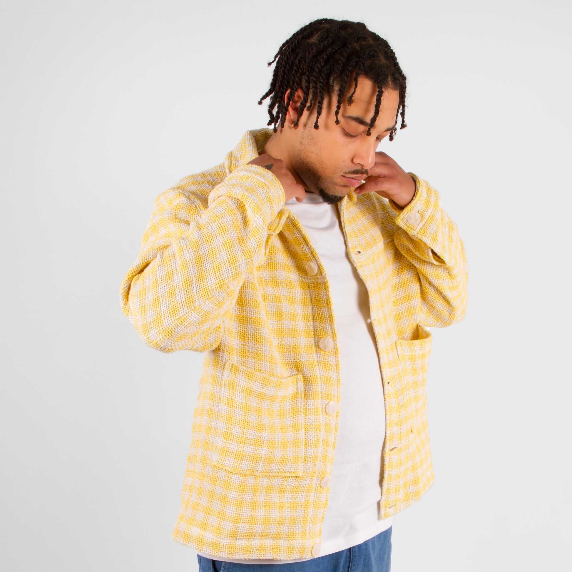 lucewear: homme portant une veste jaune à carreau