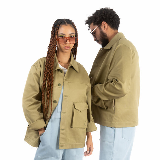 Lucewear: femme et homme portant une veste mixte kaki