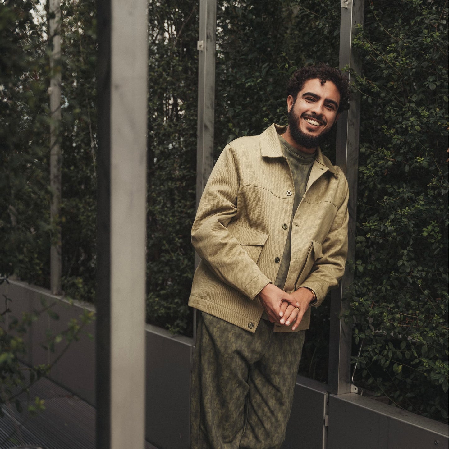 Lucewear: homme portant une veste mixte kaki