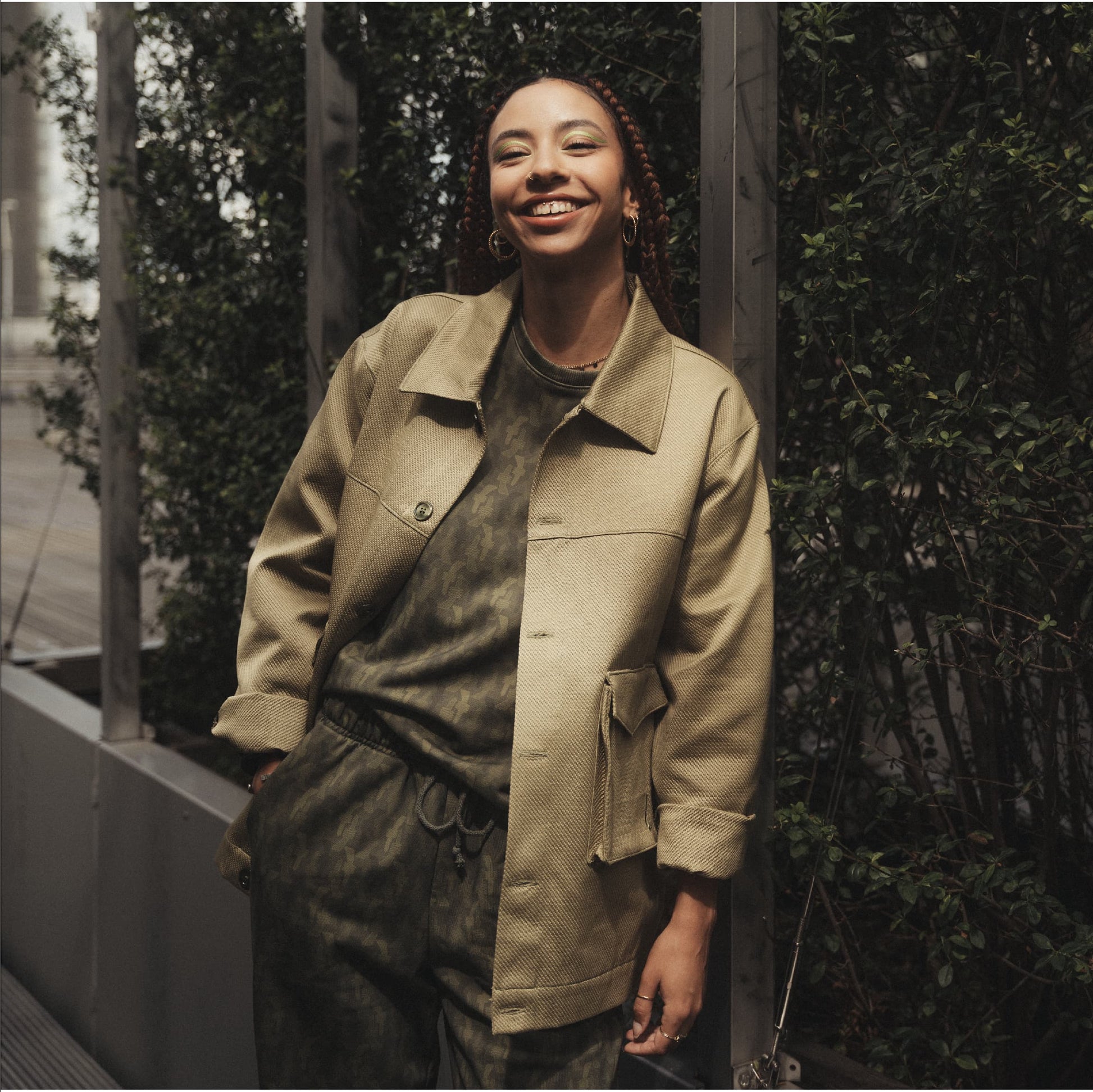 Lucewear: femme portant une veste mixte kaki